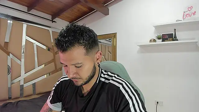 Snapshot of mister_miike chatting on February 19, 3:06 am mister miike online show from February 19, 3:06 am