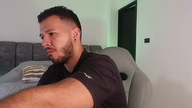 Snapshot of mister_miike chatting on November 7, 3:06 am mister miike online show from November 7, 3:06 am