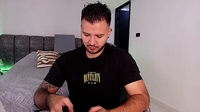 Snapshot of mister_miike chatting on November 13, 3:05 am mister miike online show from November 13, 3:05 am