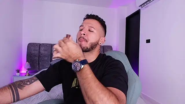 Snapshot of mister_miike chatting on November 19, 3:06 am mister miike online show from November 19, 3:06 am