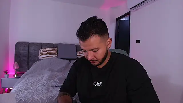 Snapshot of mister_miike chatting on November 21, 3:05 am mister miike online show from November 21, 3:05 am