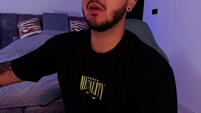 Snapshot of mister_miike chatting on November 22, 3:05 am mister miike online show from November 22, 3:05 am