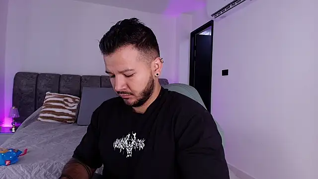 Snapshot of mister_miike chatting on November 25, 3:06 am mister miike online show from November 25, 3:06 am