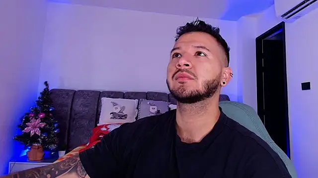 Snapshot of mister_miike chatting on December 4, 3:05 am mister miike online show from December 4, 3:05 am