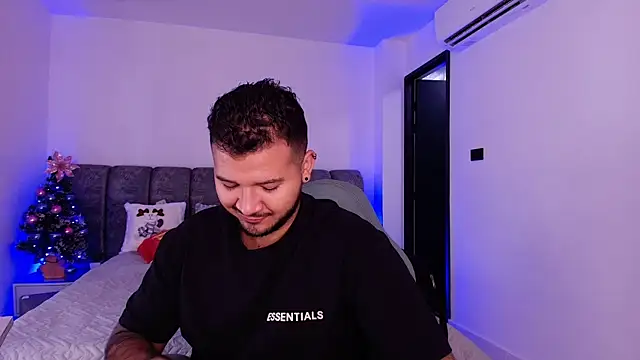 Snapshot of mister_miike chatting on December 14, 3:12 am mister miike online show from December 14, 3:12 am