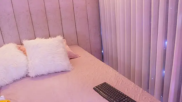 Snapshot of emyli_sw_ chatting on November 12, 3:07 am emyli sw online show from November 12, 3:07 am