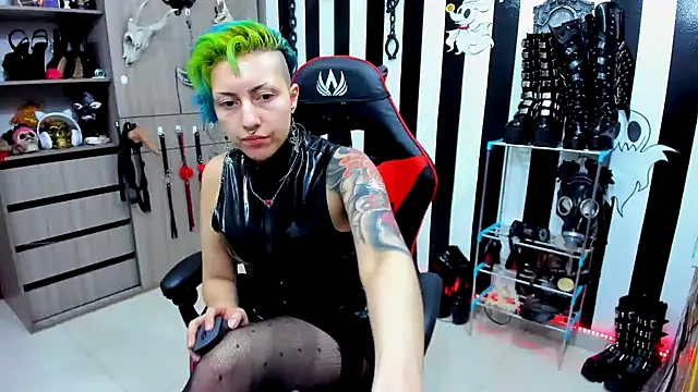 Snapshot of Mistress_Yelena chatting on January 14, 12:22 am Mistress Yelena online show from January 14, 12:22 am