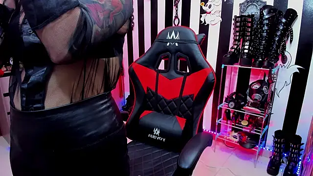 Snapshot of Mistress_Yelena chatting on February 18, 10:36 pm Mistress Yelena online show from February 18, 10:36 pm