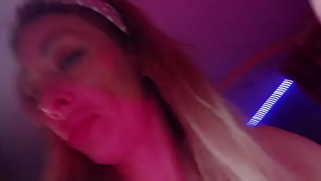 AnnieGOld  online show from September 13, 10:53 pm