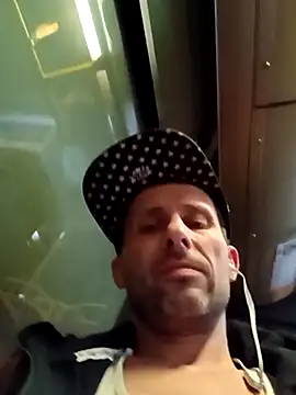 Snapshot of FireFox_Feel chatting on December 4, 7:56 pm FireFox Feel online show from December 4, 7:56 pm