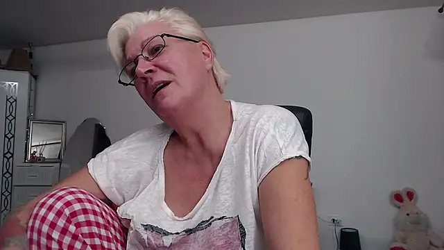 LaylaMilf online show from December 2, 7:38 pm