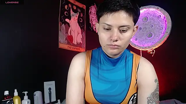 girl intense444 online show from April 22, 1:23 pm