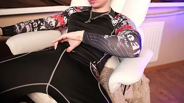 Snapshot of LuckyForesk1n chatting on December 20, 10:17 pm LuckyForesk1n online show from December 20, 10:17 pm