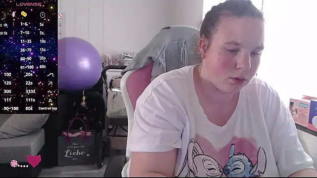 Snapshot of AureliaWinter chatting on June 15, 3:58 pm AureliaWinter online show from June 15, 3:58 pm