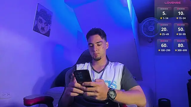 Snapshot of Alex_smith00 chatting on December 19, 5:53 pm Alex smith00 online show from December 19, 5:53 pm