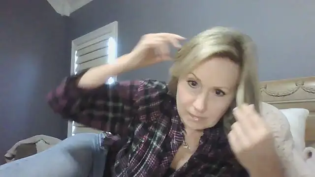 Snapshot of Lisaisluscious chatting on February 17, 9:30 pm Lisaisluscious online show from February 17, 9:30 pm
