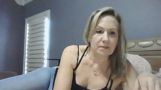 Snapshot of Lisaisluscious chatting on February 19, 2:34 pm Lisaisluscious online show from February 19, 2:34 pm