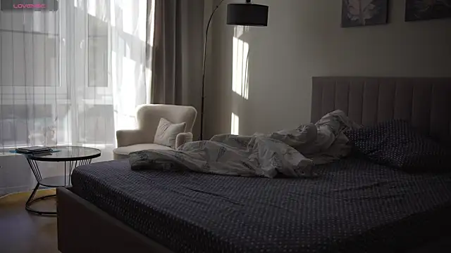 Danielle Thomas online show from September 25, 8:18 am