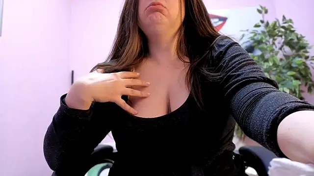 BattyMoll online show from April 16, 8:53 pm