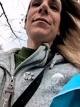 Snapshot of NaomiAndFriends chatting on December 9, 10:43 am NaomiAndFriends online show from December 9, 10:43 am