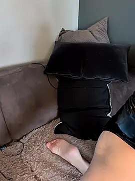 Snapshot of NaomiAndFriends chatting on January 7, 11:05 am NaomiAndFriends online show from January 7, 11:05 am