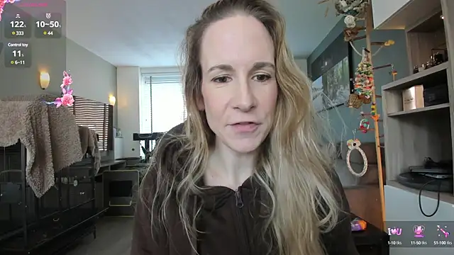 Snapshot of NaomiAndFriends chatting on February 3, 10:03 am NaomiAndFriends online show from February 3, 10:03 am