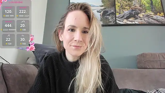 Snapshot of NaomiAndFriends chatting on February 17, 10:18 am NaomiAndFriends online show from February 17, 10:18 am