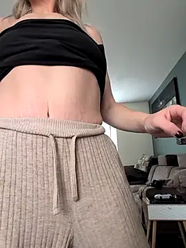 Snapshot of NaomiAndFriends chatting on October 17, 11:46 am NaomiAndFriends online show from October 17, 11:46 am