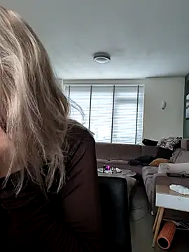 Snapshot of NaomiAndFriends chatting on October 22, 9:20 am NaomiAndFriends online show from October 22, 9:20 am