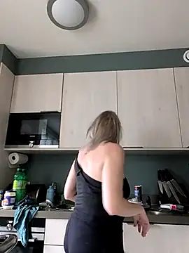 Snapshot of NaomiAndFriends chatting on November 30, 12:53 pm NaomiAndFriends online show from November 30, 12:53 pm