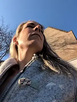 Snapshot of NaomiAndFriends chatting on March 3, 8:42 am NaomiAndFriends online show from March 3, 8:42 am