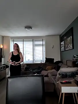 Snapshot of NaomiAndFriends chatting on April 2, 7:50 am NaomiAndFriends online show from April 2, 7:50 am