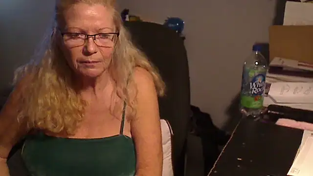 Snapshot of XTRAHORNYONE chatting on February 13, 12:13 am XTRAHORNYONE online show from February 13, 12:13 am