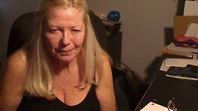 Snapshot of XTRAHORNYONE chatting on March 2, 3:45 am XTRAHORNYONE online show from March 2, 3:45 am