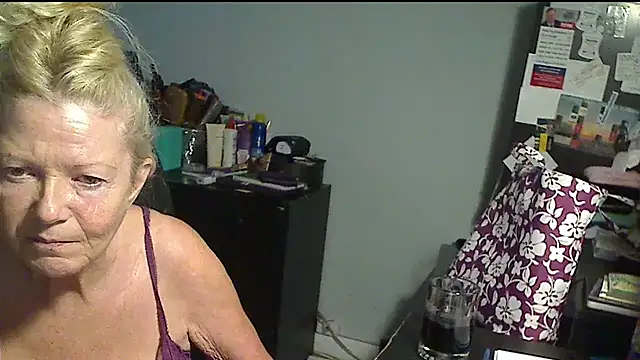 Snapshot of XTRAHORNYONE chatting on September 10, 11:27 pm XTRAHORNYONE online show from September 10, 11:27 pm