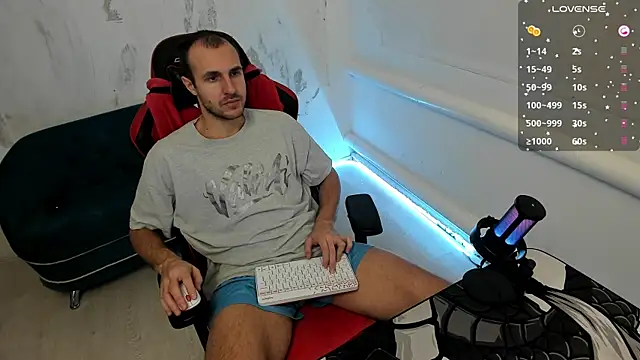 Snapshot of Raamoss chatting on December 11, 8:04 am Raamoss online show from December 11, 8:04 am