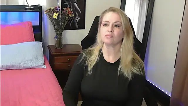 Snapshot of HollieBim chatting on December 5, 3:06 pm HollieBim online show from December 5, 3:06 pm