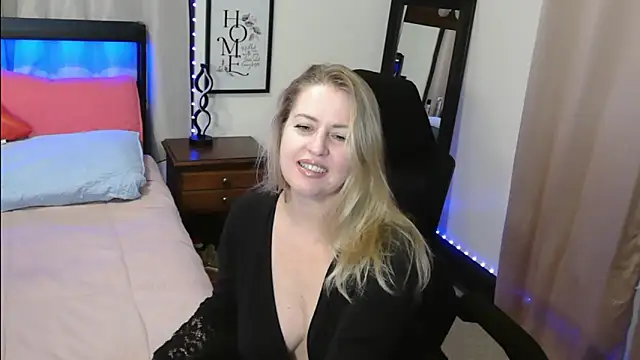 Snapshot of HollieBim chatting on December 16, 12:38 pm HollieBim online show from December 16, 12:38 pm