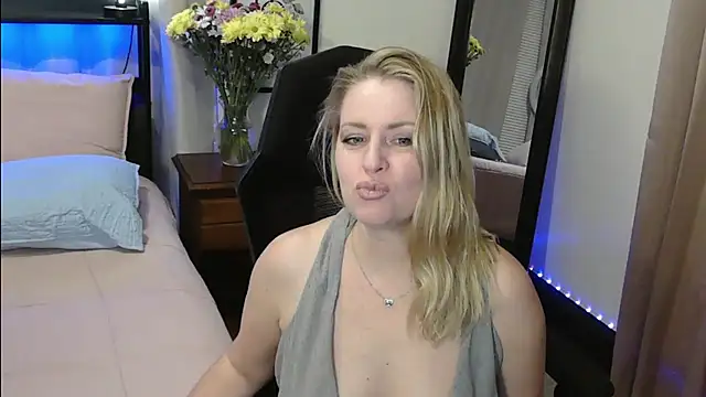 Snapshot of HollieBim chatting on January 19, 5:37 am HollieBim online show from January 19, 5:37 am