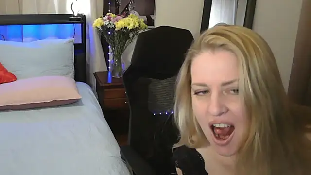 Snapshot of HollieBim chatting on January 20, 3:18 pm HollieBim online show from January 20, 3:18 pm