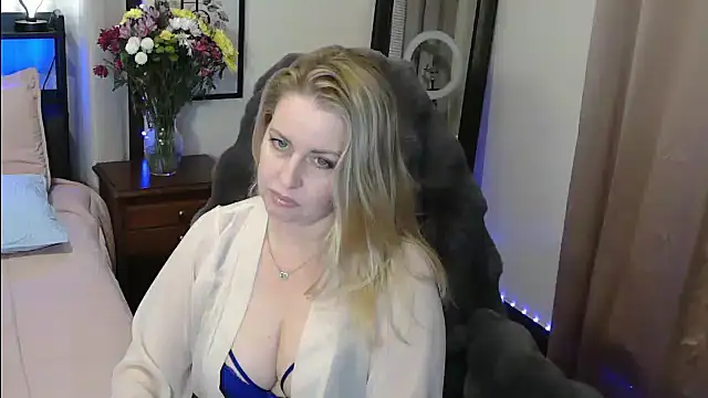 Snapshot of HollieBim chatting on February 9, 4:46 am HollieBim online show from February 9, 4:46 am