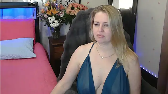 Snapshot of HollieBim chatting on February 17, 2:37 pm HollieBim online show from February 17, 2:37 pm