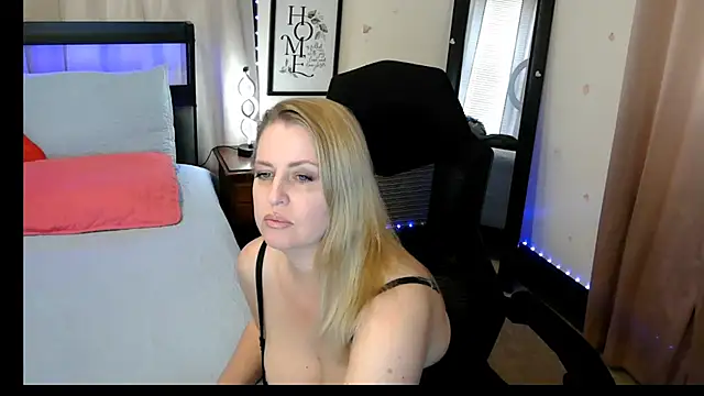 Snapshot of HollieBim chatting on March 21, 2:51 pm HollieBim online show from March 21, 2:51 pm