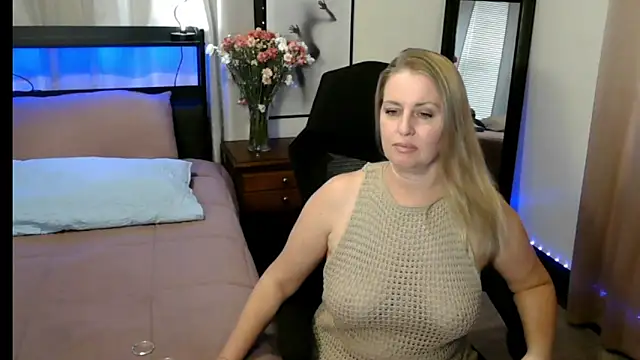 Snapshot of HollieBim chatting on September 11, 3:12 pm HollieBim online show from September 11, 3:12 pm