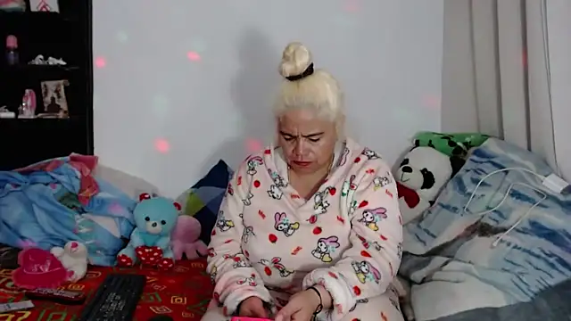 Snapshot of estrellita_fugaz16x chatting on December 28, 2:11 am estrellita fugaz16x online show from December 28, 2:11 am