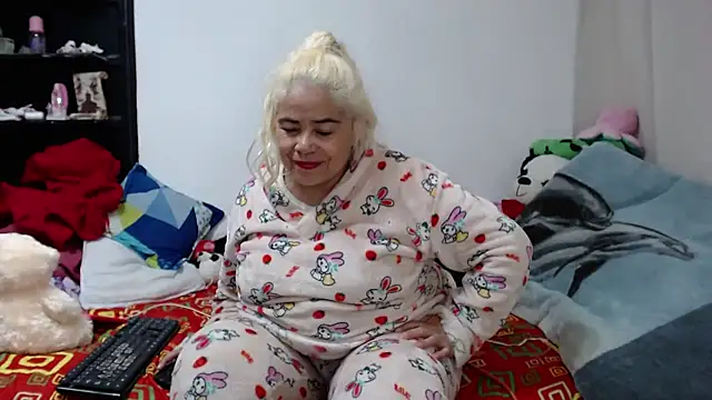 Snapshot of estrellita_fugaz16x chatting on December 31, 2:40 am estrellita fugaz16x online show from December 31, 2:40 am