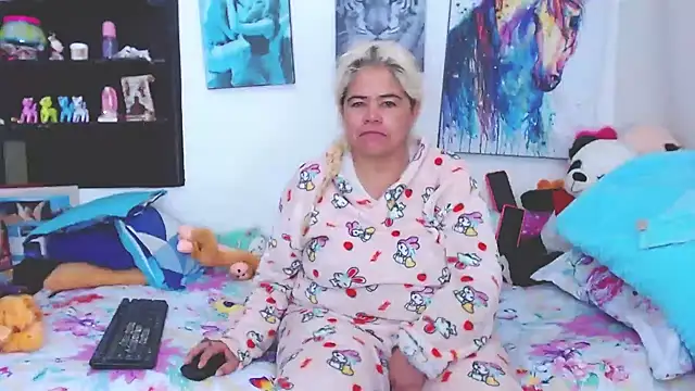 Snapshot of estrellita_fugaz16x chatting on February 3, 11:31 am estrellita fugaz16x online show from February 3, 11:31 am
