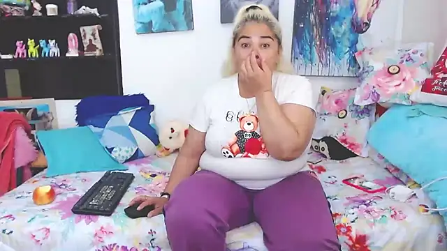 Snapshot of estrellita_fugaz16x chatting on February 7, 9:48 pm estrellita fugaz16x online show from February 7, 9:48 pm