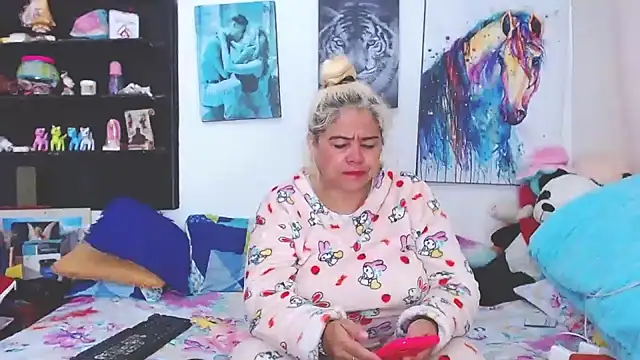 Snapshot of estrellita_fugaz16x chatting on February 8, 1:01 pm estrellita fugaz16x online show from February 8, 1:01 pm