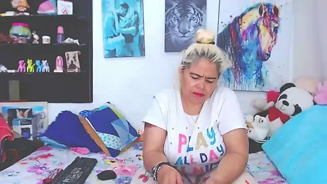Snapshot of estrellita_fugaz16x chatting on February 9, 3:11 am estrellita fugaz16x online show from February 9, 3:11 am